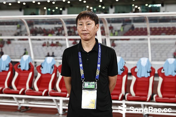 Bão chấn thương chứng minh bản lĩnh của HLV Kim Sang Sik