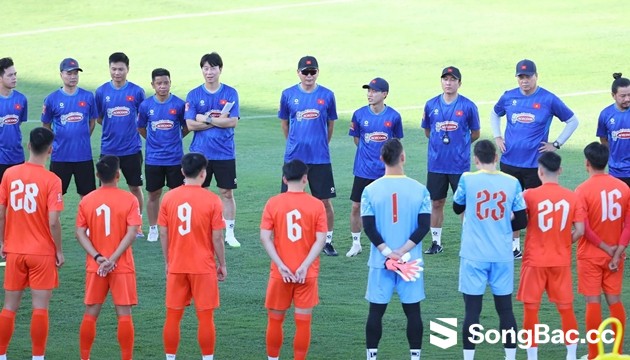Thái Lan tự làm khó mình trong cuộc đua AFF Cup với Việt Nam