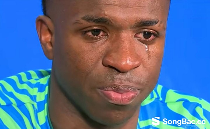 Vinicius khóc sau món quà tinh thần từ bà của mình. Vinicius khóc sau món quà tinh thần từ bà của mình.
