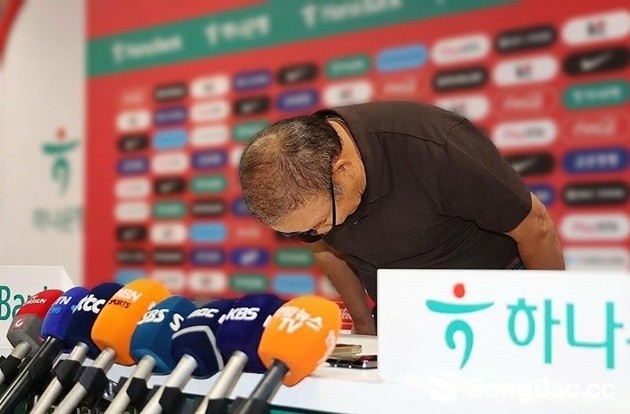 Hàn Quốc rời World Cup, ông Park Hang-seo cúi đầu tạ lỗi