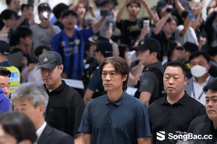 Hàng trăm cổ động viên và các YouTuber đón đội tuyển Hàn Quốc bằng những tiếng la ó. (Ảnh: AP)