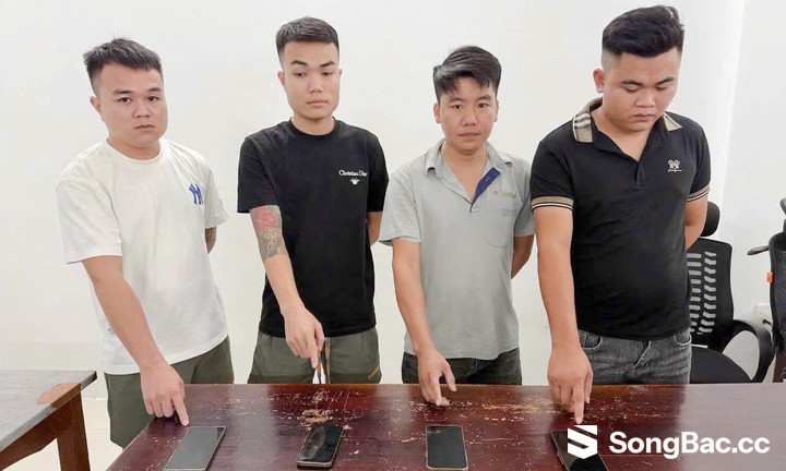 Lê Văn Sơn, Lê Văn Trường, Phạm Văn Cường, Hoàng Văn Điệp (từ trái qua phải) tại cơ quan công an. (Ảnh: CACC) Lê Văn Sơn, Lê Văn Trường, Phạm Văn Cường, Hoàng Văn Điệp (từ trái qua phải) tại cơ quan công an. (Ảnh: CACC)