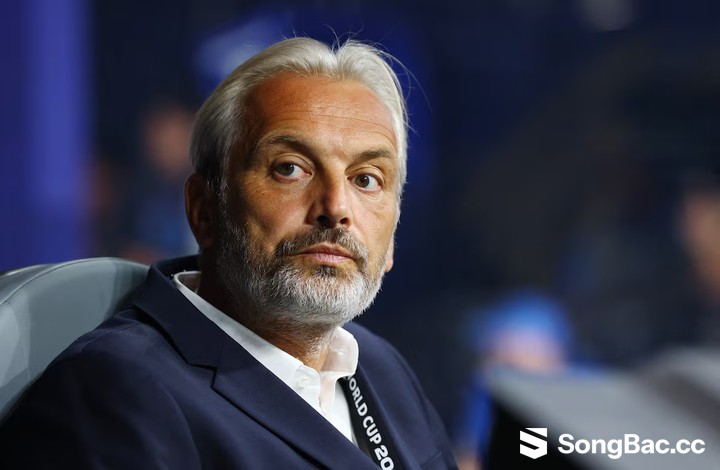 HLV Sebastien Desabre nhận tin dữ ngay sau trận thua Anh 1-2. (Ảnh: Reuters)