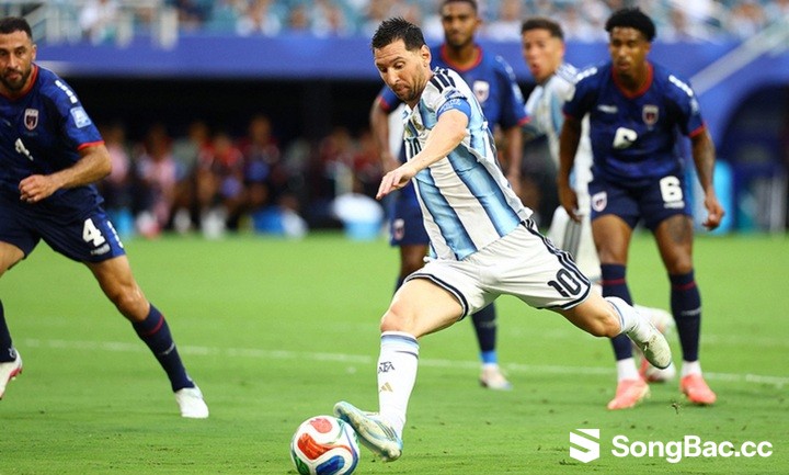 Messi chỉ ra những điểm cần cải thiện của đội nhà sau trận đấu với Cape Verde. (Ảnh: Reuters)