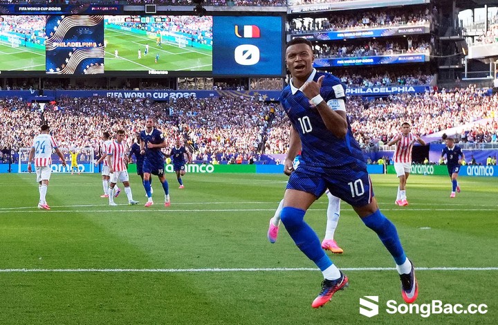 Mbappe dành lời khen cho tinh thần chiến đấu của toàn đội sau trận gặp Paraguay. (Ảnh: Reuters) Mbappe dành lời khen cho tinh thần chiến đấu của toàn đội sau trận gặp Paraguay. (Ảnh: Reuters)