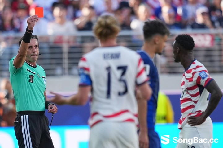 Luật nào cho phép FIFA xóa thẻ đỏ cầu thủ Mỹ, Ronaldo cũng từng hưởng lợi?