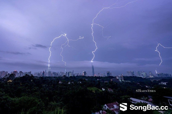 Sét đánh trúng sân bóng khiến một cầu thủ Malaysia tử vong Sét đánh trúng sân bóng khiến một cầu thủ Malaysia tử vong