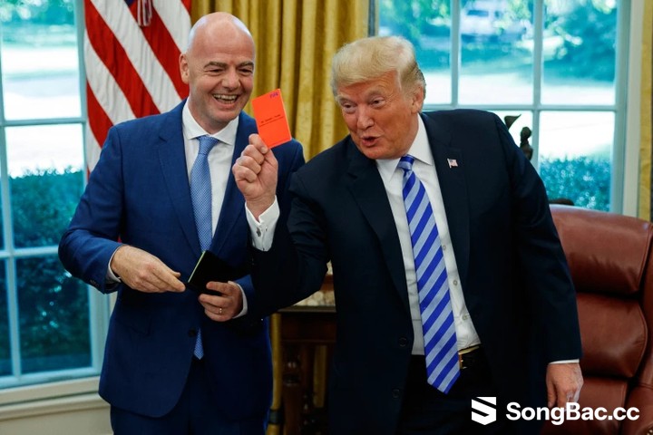 Tổng thống Mỹ Donald Trump xác nhận ông đã đề nghị FIFA xem xét lại án treo giò sau thẻ đỏ của Folarin Balogun. (Ảnh: AP)
