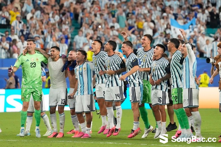 Argentina vừa có chiến thắng khó khăn với tỷ số 3-2 trước Cape Verde ở vòng 1/16. (Ảnh: AP)