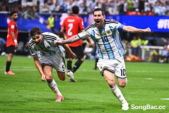 Messi (số 10) ăn mừng bàn thắng thứ hai của Argentina trước Ai Cập. (Ảnh: AP) Messi (số 10) ăn mừng bàn thắng thứ hai của Argentina trước Ai Cập. (Ảnh: AP)