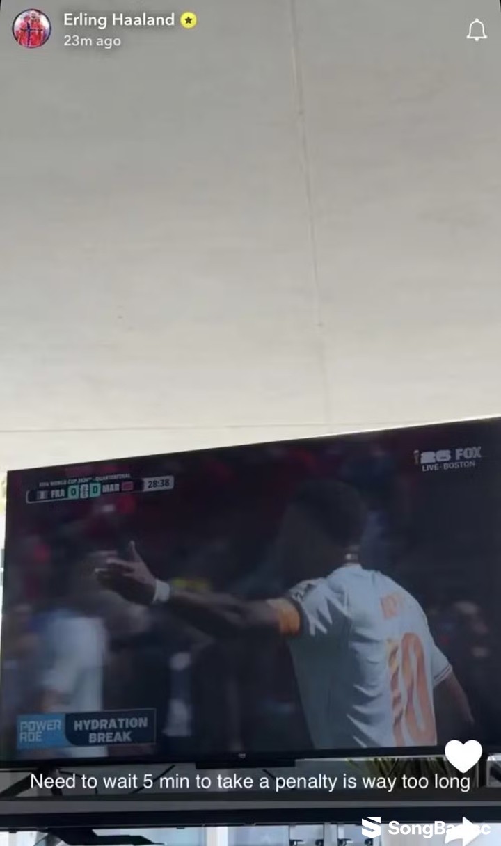 Tiền đạo Erling Haaland phàn nàn về việc Mbappe phải chờ quá lâu để được đá phạt đền. Tiền đạo Erling Haaland phàn nàn về việc Mbappe phải chờ quá lâu để được đá phạt đền.