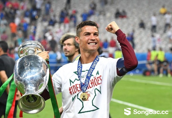 Cristiano Ronaldo giành chức vô địch EURO cùng đội tuyển Bồ Đào Nha vào năm 2016. (Ảnh: @cristiano/Instagram)