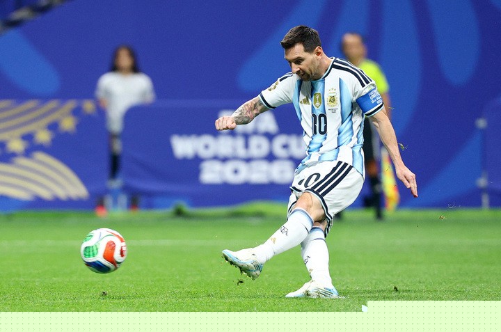 HLV Lionel Scaloni khẳng định Messi vẫn là lựa chọn trên chấm 11 m. (Ảnh: Reuters) HLV Lionel Scaloni khẳng định Messi vẫn là lựa chọn trên chấm 11 m. (Ảnh: Reuters)