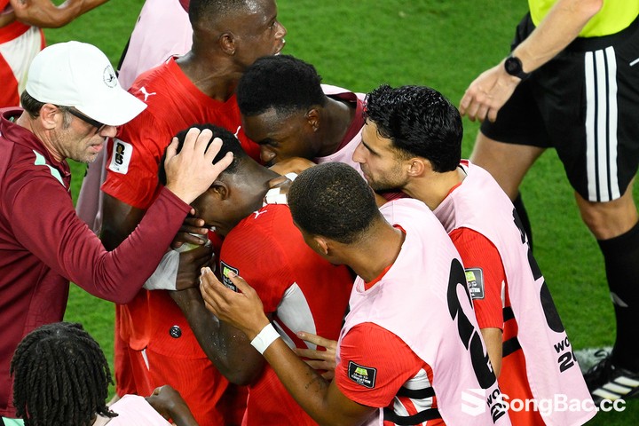 Bị đuổi vì ăn vạ trước Argentina, cầu thủ Thụy Sỹ Breel Embolo òa khóc nức nở