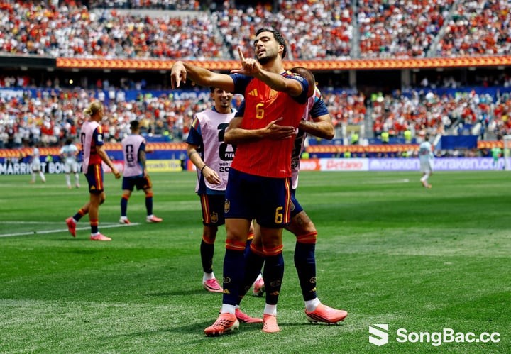 Cầu thủ dự bị Mikel Merino ghi bàn ở phút 91 cho Tây Ban Nha. (Ảnh: Reuters)