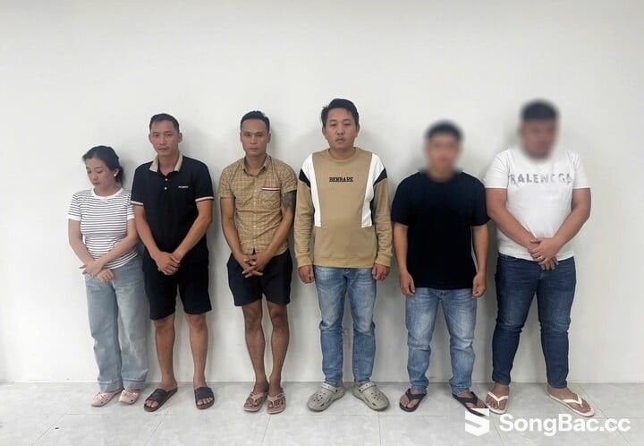 Nhóm đối tượng trong đường dây cá độ bóng đá qua mạng. (Ảnh: C.A) Nhóm đối tượng trong đường dây cá độ bóng đá qua mạng. (Ảnh: C.A)