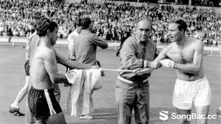 Sau trận đấu căng thẳng tại World Cup 1966, theo yêu cầu của HLV trưởng tuyển Anh Alf Ramsey, cầu thủ hai đội Anh và Argentina đã không đổi áo cho nhau.