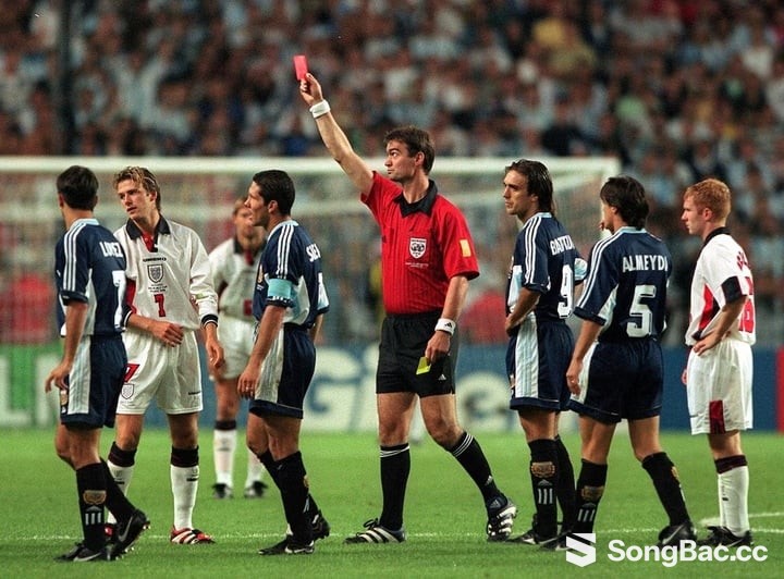 David Beckham nhận thẻ đỏ vì cú đá trả đũa Diego Simeone.