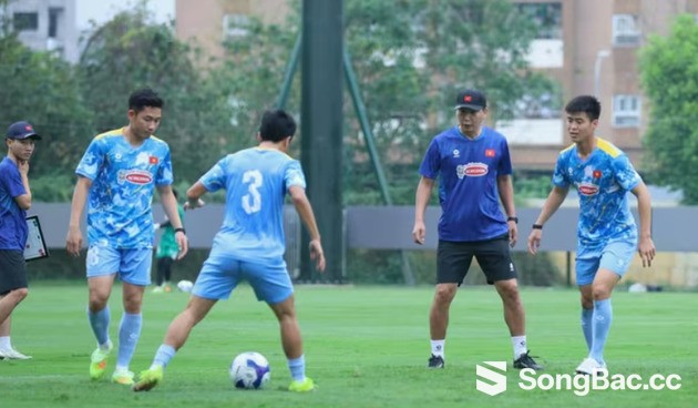 HLV Kim Sang Sik và bài toán mới ở hàng thủ ĐT Việt Nam HLV Kim Sang Sik và bài toán mới ở hàng thủ ĐT Việt Nam
