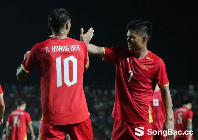 Hoàng Hên ghi bàn đầu tiên trong ngày Việt Nam đại thắng Hoàng Hên ghi bàn đầu tiên trong ngày Việt Nam đại thắng
