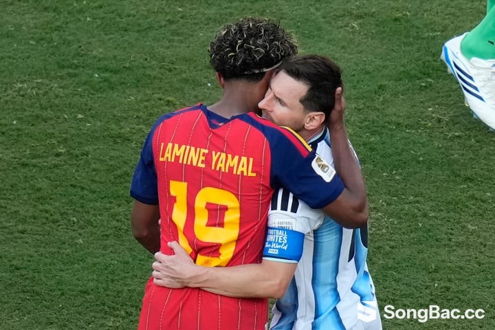 Khoảnh khắc Lamine Yamal ôm Messi sau chung kết World Cup 2026