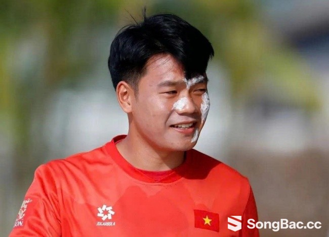 Trung vệ Nguyễn Thành Chung gặp sự cố tại Thái Lan Trung vệ Nguyễn Thành Chung gặp sự cố tại Thái Lan