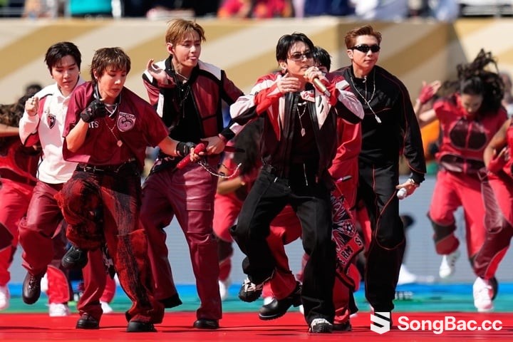 Nhóm nhạc Hàn Quốc BTS biểu diễn bản hit "Dynamite". (Ảnh: AP) Nhóm nhạc Hàn Quốc BTS biểu diễn bản hit "Dynamite". (Ảnh: AP)