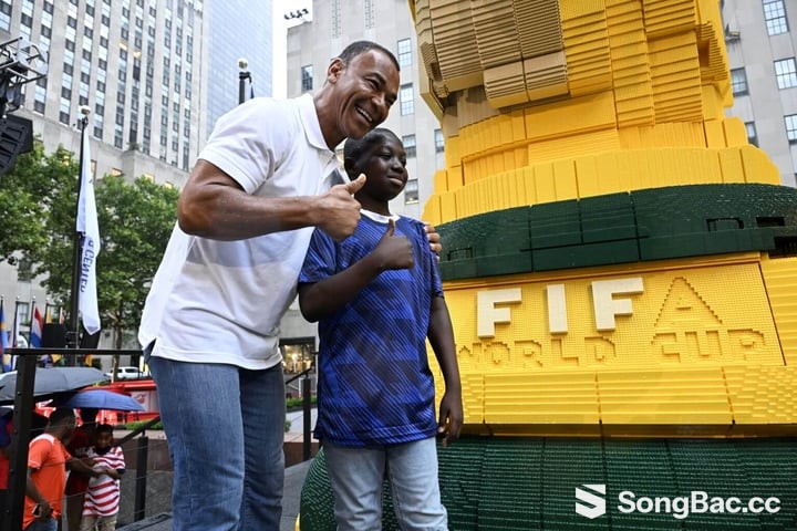 Cafu chụp ảnh cạnh mô hình cúp vô địch thế giới bằng Lego. (Ảnh: The Athletic)