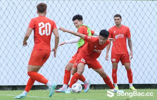 Cựu sao Thái Lan dành lời khen đặc biệt cho tuyển Việt Nam