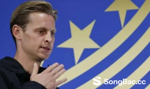 De Jong lên tiếng về tin đồn rời Barca