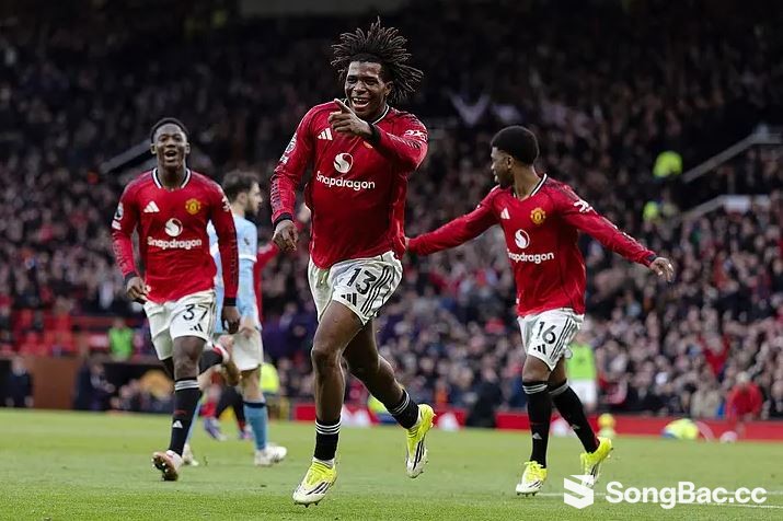 Anderson chọc giận fan MU bằng câu nói 'nhà vua Manchester' Anderson chọc giận fan MU bằng câu nói 'nhà vua Manchester'