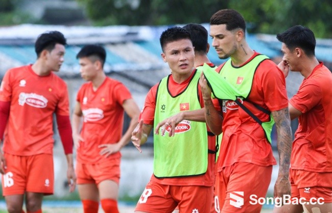 Tuyển Việt Nam với dấu hỏi nơi tuyến giữa Tuyển Việt Nam với dấu hỏi nơi tuyến giữa