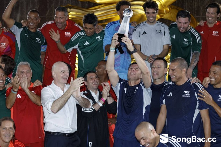 Việc nhẹ lương cao của huyền thoại bóng đá: Làm như chơi, FIFA trả tiền