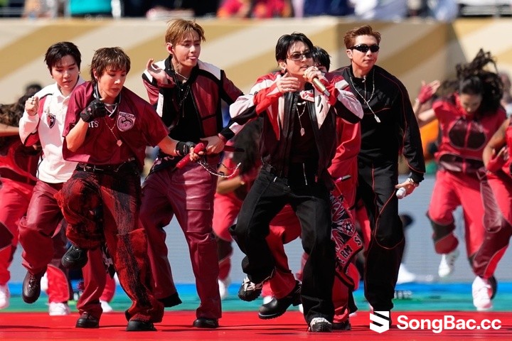 Nhóm nhạc Hàn Quốc BTS biểu diễn bản hit "Dynamite". (Ảnh: AP) Nhóm nhạc Hàn Quốc BTS biểu diễn bản hit "Dynamite". (Ảnh: AP)