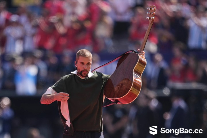 Justin Bieber vừa ôm guitar vừa trình bày phiên bản acoustic của "Everything Hallelujah". (Ảnh: AP)