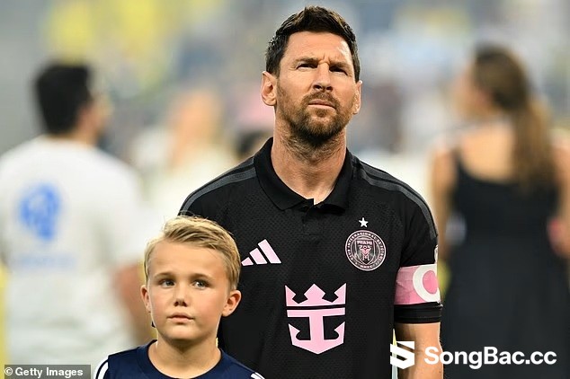 Lionel Messi nhận án phạt vì đánh vào gáy đối thủ